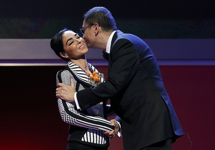Режиссер Вонг Карвай целует члена жюри Ширин Нешат из Ирана