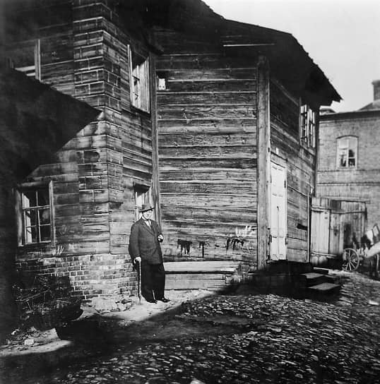 Артист умер 12 апреля 1938 года в Париже от лейкоза. Федора Шаляпина похоронили на столичном кладбище Батиньоль. Только в 1984 году его сыну удалось добиться перезахоронения праха артиста в Москве на Новодевичьем кладбище
&lt;br>На фото: 29-летний Федор Шаляпин около дома на Рыбнорядской улице в Казани, где он родился