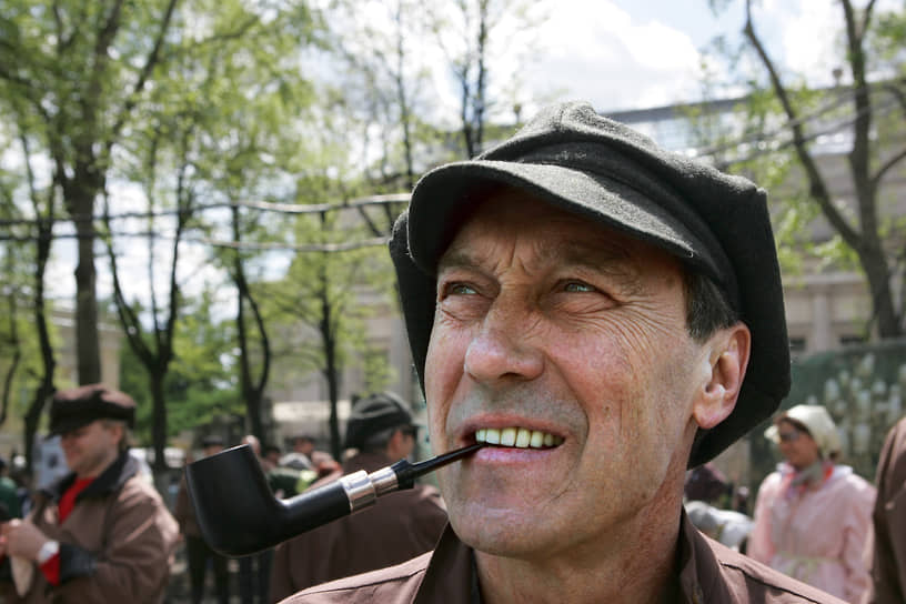 «В потоке чудовищно-черного кино захотелось вдруг снять какую-то добрую, светлую историю, захотелось какой-то сказки и доброты. Хотя я исповедую и люблю другое кино»
&lt;br>В 2000 году Олег Янковский выступил в качестве режиссера, сняв картину «Приходи на меня посмотреть». Спустя год критики высоко оценили работу Янковского в театре, в спектакле «Шут Балакирев» по последней пьесе Григория Горина. За эту работу актер 
был удостоен Государственной премии РФ, театральной премии имени К. С. Станиславского, премии «Кумир» и был номинирован на театральную премию «Золотая маска»
&lt;br>На фото Олег Янковский во время Субботника, прошедшего в рамках фестиваля «Черешневый лес»