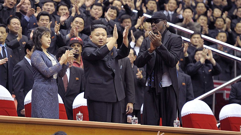 Ким Чен Ын (в центре) с женой (слева) и Денисом Родманом (справа)