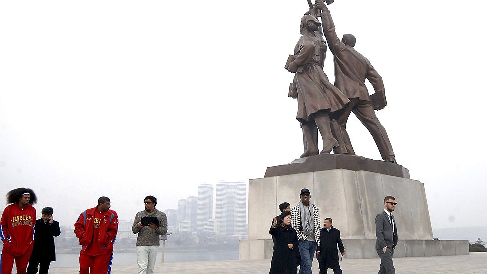 Американская делегация у монумента идей Чучхе в Пхеньяне