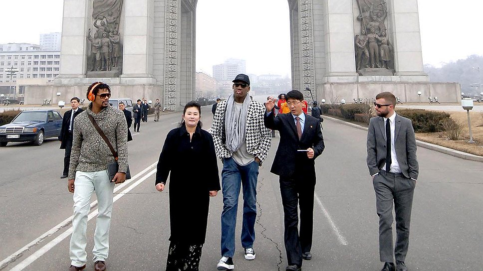 Денис Родман (в центре) в Пхеньяне