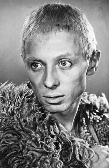 Впервые на экранах Даль появился в 1962 году в фильме Александра Зархи «Мой младший брат». После этого молодым актером заинтересовались режиссеры Сергей Бондарчук и Леонид Агранович. Последний дал ему главную роль в детективе «Человек, который сомневается»
&lt;br>На фото: Олег Даль в роли шута в фильме «Король Лир»
