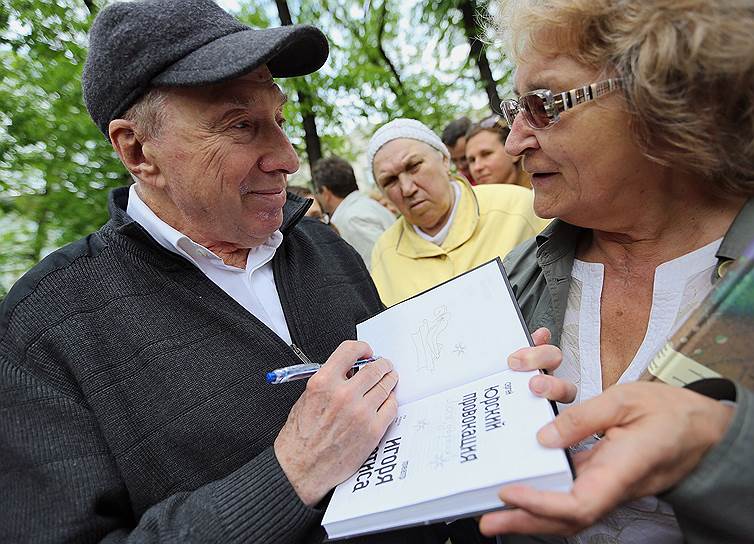 На фото: актер Сергей Юрский дает автограф во время акции «Контрольная прогулка»
