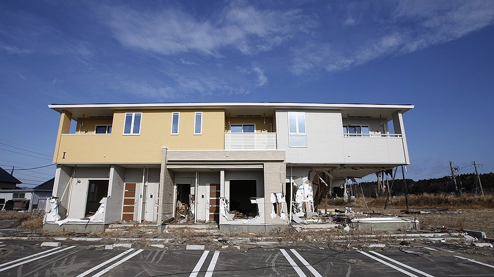 Дома,  разрушенные цунами, в городе Томиока