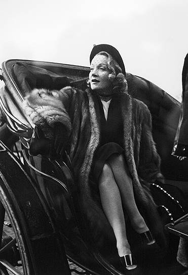 «Неизбежное надо воспринимать с достоинством. Слезы, которые вы проливаете из-за неизбежного, должны оставаться вашим секретом»
&lt;br>В 1975 году с актрисой произошел несчастный случай: она сломала шейку бедра, что привело к завершению карьеры. Спустя год умер ее муж, Марлен Дитрих пристрастилась к алкоголю и обезболивающим. В 1979 году в Германии вышла ее книга Marlene Dietrich ABC, мгновенно ставшая бестселлером 