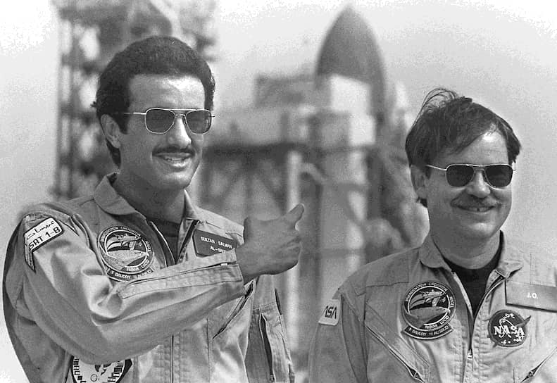 Первый астронавт-принц из Саудовской Аравии Султан ас-Сауд (слева) совершил полет в 1985 году