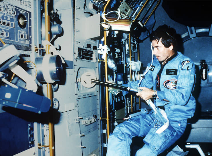 В 1983 году в космос был запущен шаттл «Колумбия» с шестью астронавтами. На его борту находилась первая исследовательская лаборатория «Спейслэб», которая была разработана по заказу NASA для различных исследований в условиях невесомости