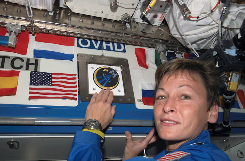 10 октября 2007 года американка Пегги Уитсон стала первой женщиной-командиром МКС. Кроме того, за два космических полета Уитсон провела на орбите 377 суток, что является абсолютным рекордом по длительности работы в космосе среди женщин