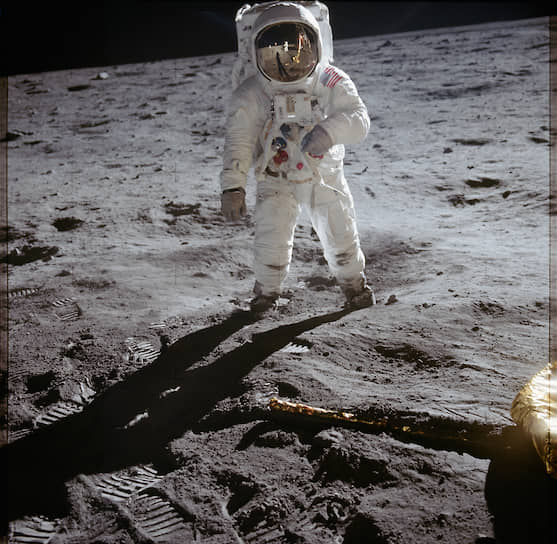 Первую высадку на Луну совершил в 1969 году корабль «Аполлон-11», на борту которого были космонавты Нил Армстронг, Эдвин Олдрин, Майкл Коллинз (высаживались первые двое, Коллинз оставался в корабле на орбите)
