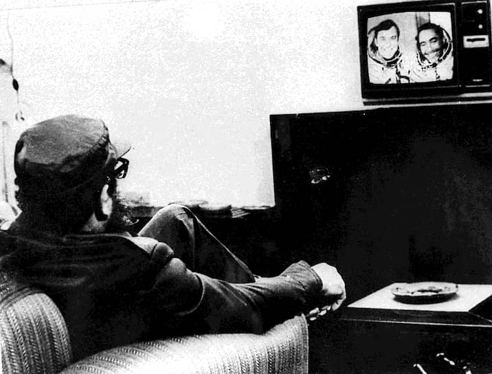 18 сентября 1980 года на корабле «Союз-38» в космос отправился кубинский космонавт Арнальдо Тамайо Мендес — первый латиноамериканец и первое лицо африканского происхождения в космосе&lt;br>На фото: Фидель Кастро смотрит по телевизору новости о кубинском космонавте