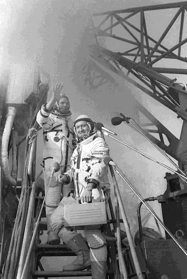 2 марта 1978 года Владимир Ремек из Чехословакии стал первым человеком, который полетел в космос и при этом не был ни гражданином СССР, ни гражданином США&lt;br>На фото: экипаж космического корабля «Союз-28», Алексей Губарев и Владимир Ремек (справа)