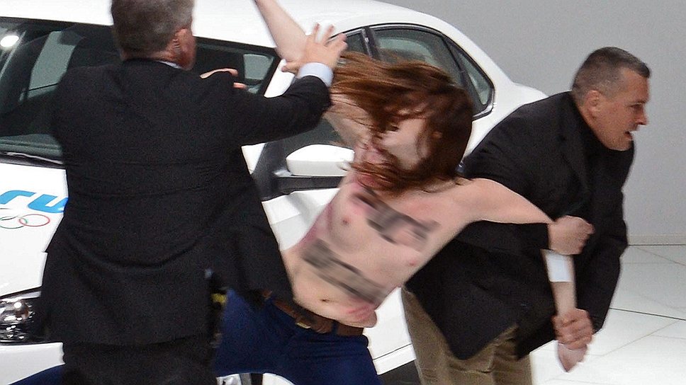 08.04.2013 — Активистки украинского движения Femen устроили акцию протеста на промышленной ярмарке в Ганновере в то время, когда ее осматривали президент РФ Владимир Путин и канцлер ФРГ Ангела Меркель