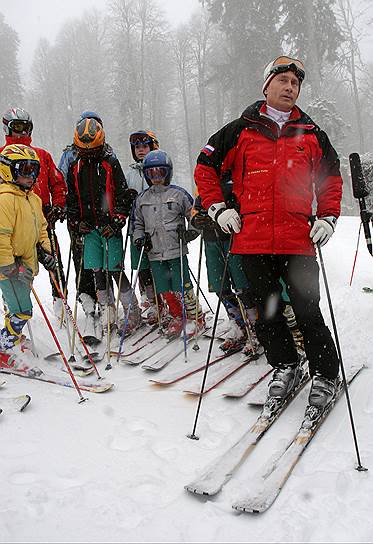 Владимир Путин катается на горных лыжах в Сочи. 20 февраля 2007 года