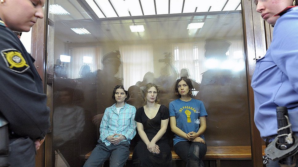 Участницы панк-группы Pussy Riot слева направо: Екатерина Самуцевич, Мария Алехина и Надежда Толоконникова