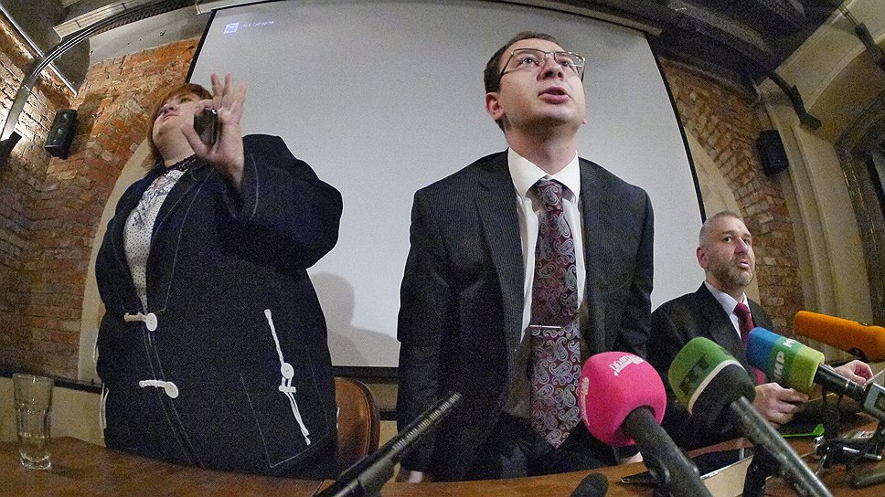 Адвокаты арестованных участниц панк-группы Pussy Riot слева направо: Виолетта Волкова, Николай Полозов, Марк Фейгин
