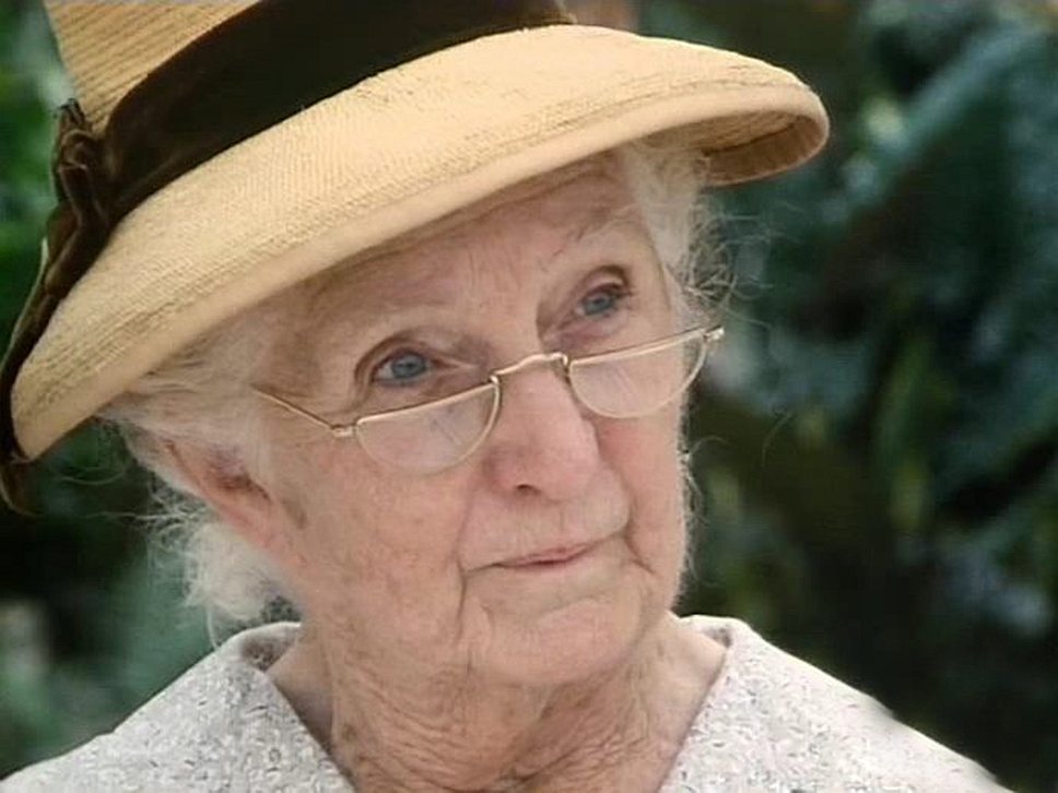 Джоан Хиксон в роли мисс Марпл из одноименного сериала