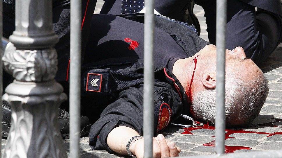 28.04.13 — 46-летний Луиджи Преити устроил стрельбу перед офисом премьер-министра Италии. В результате были ранены два карабинера и прохожая 