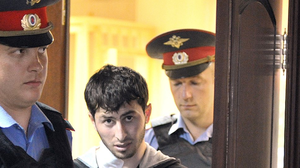 Задержанный по делу за участие в драке 5 июня у торгового центра &quot;Европейский&quot; Бекхам Ризванов (в центре) 