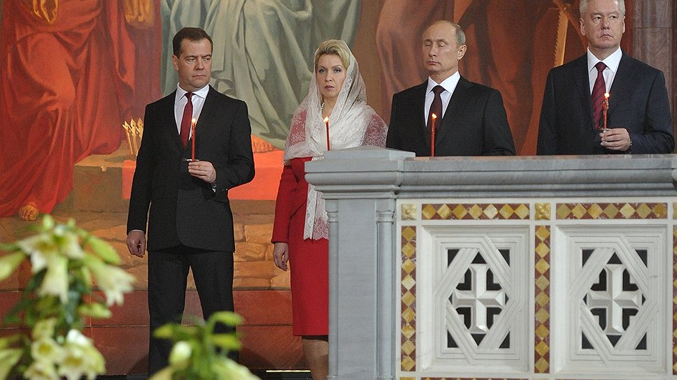 Председатель правительства Дмитрий Медведев (слева)с супругой, президент России Владимир Путин, мэр Москвы Сергей Собянин