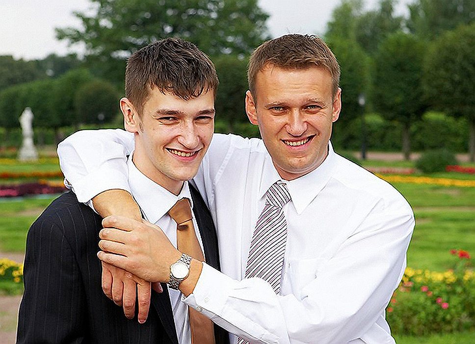 Председатель Координационного совета оппозиции Алексей Навальный (справа) с братом Олегом 