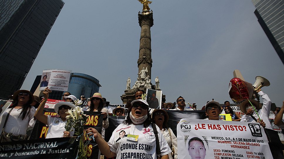 Парад в честь Дня матери в Мехико. Родственники и друзья пропавших без вести устроили акцию протеста 