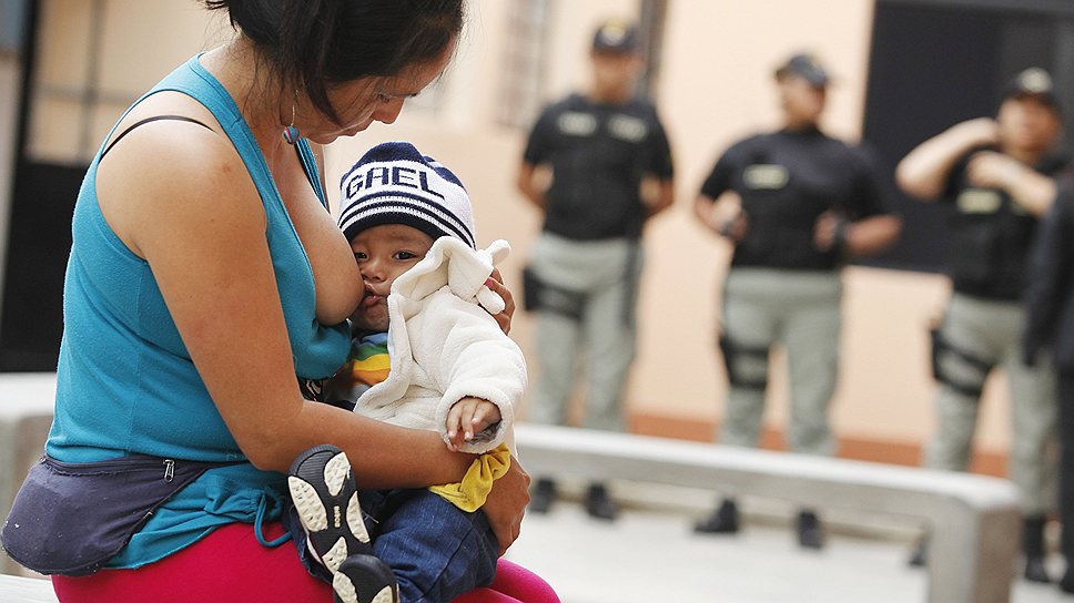 Заключенная в женской тюрьме в Лиме кормит своего ребенка в День матери. Власти Перу открыли ясли для детей заключенных, чтобы дети до трехлетнего возраста могли находиться с матерями