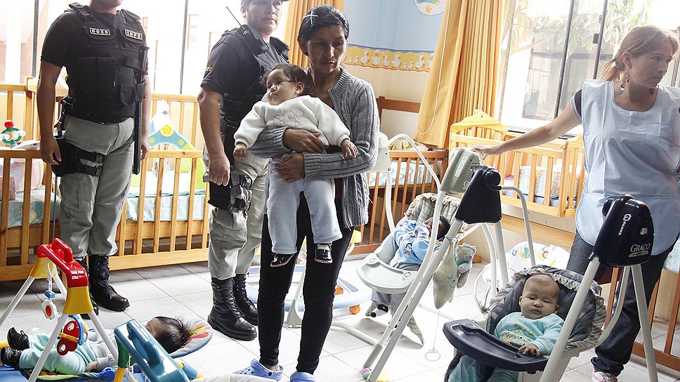 Заключенные в женской тюрьме в Лиме со своими детьми в День матери. Власти Перу открыли ясли для детей заключенных, чтобы дети до трехлетнего возраста могли находиться с матерями