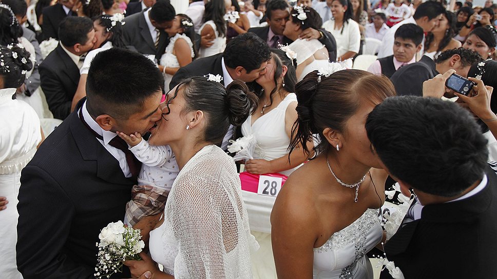 Молодожены в Лиме, устроившие свадебную церемонию в День матери