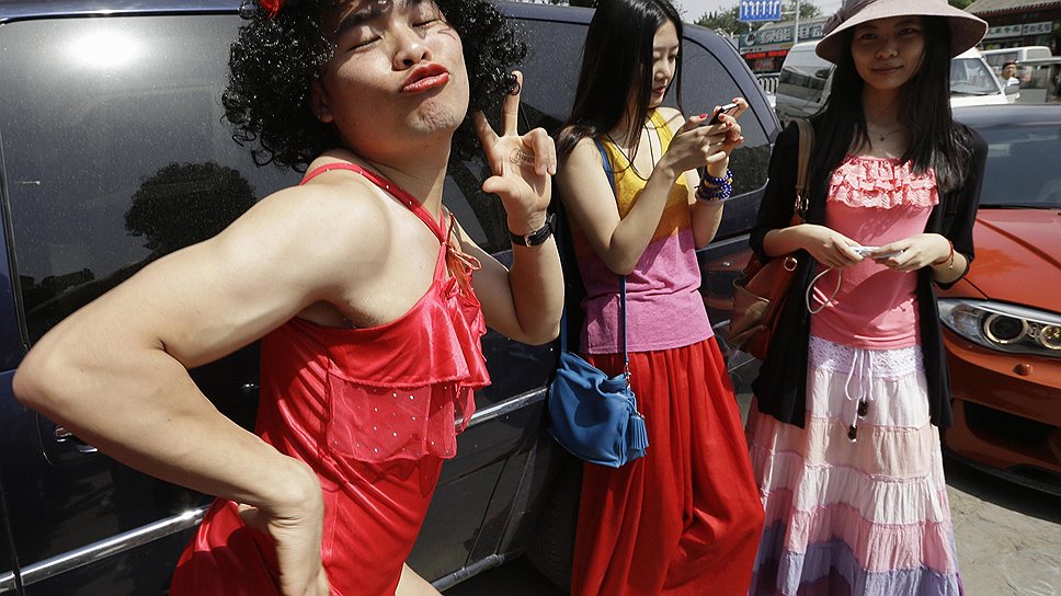 Участники акции &quot;Бегуны в красном&quot; в Пекине, которую активисты провели в День матери