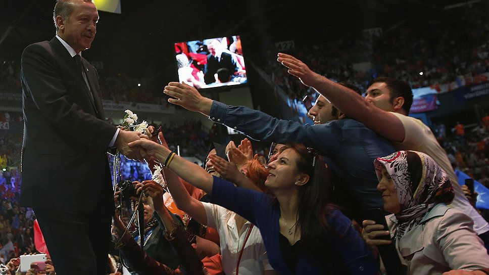 Премьер-министр Турции Тайип Эрдоган (2-й слева), в сопровождении своей жены Эмине Эрдоган (слева), приветствуют своих сторонников во время празднования Дня матери в Стамбуле