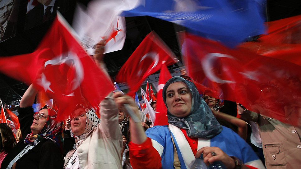 Сторонники премьер-министра Турции Тайип Эрдогана  приветствуют его во время празднования Дня матери в Стамбуле