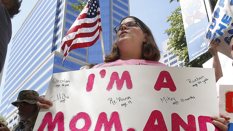 Члены Национальной Стрелковой Ассоциации США в День матери утроили демонстрацию против запрета на ношение оружия