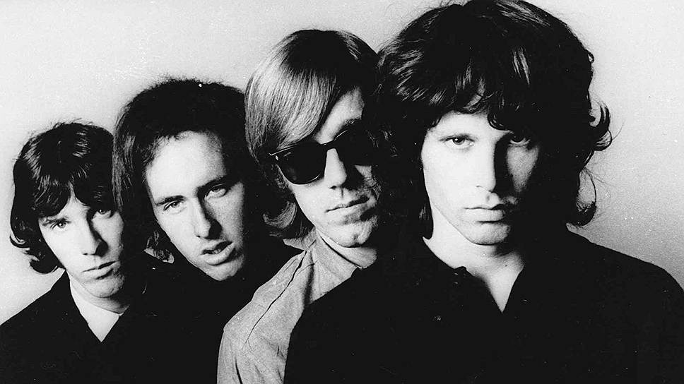 С остальными участниками The Doors Рэй Манзарек познакомился на курсах трансцендентальной медитации. С 1966-го четверо играли вместе в клубе The London Fog &lt;br> The Doors(слева направо): Джон Денсмор, Робби Кригер, Рэй Манзарек и Джим Моррисон