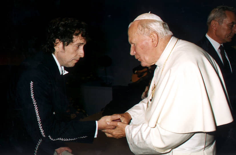 В 1997 году после продолжительной болезни, о которой сам Дилан говорил, что «приготовился увидеть Элвиса», музыкант совершил путешествие в Болонью, где папа Иоанн Павел II произнес проповедь, основанную на темах дилановского гимна 60-х «Blowin’ In The Wind». Позднее музыкант неоднократно встречался с понтификом&lt;br>На фото: Боб Дилан и Иоанн Павел II, 2003 год