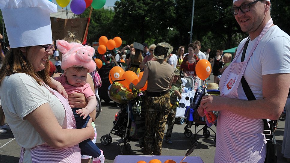 «День свободы детей» в парке Горького. Участники парада колясок