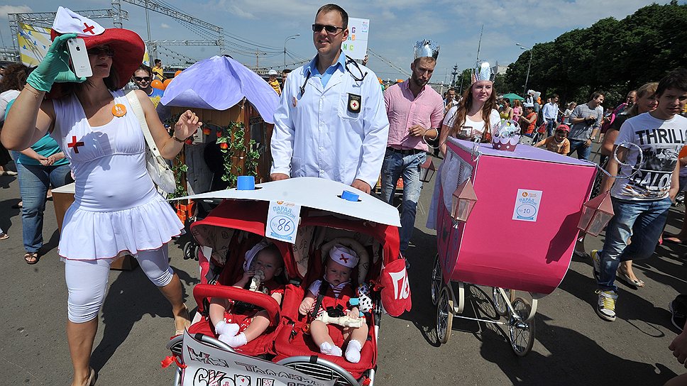 «День свободы детей» в парке Горького. Участники парада колясок