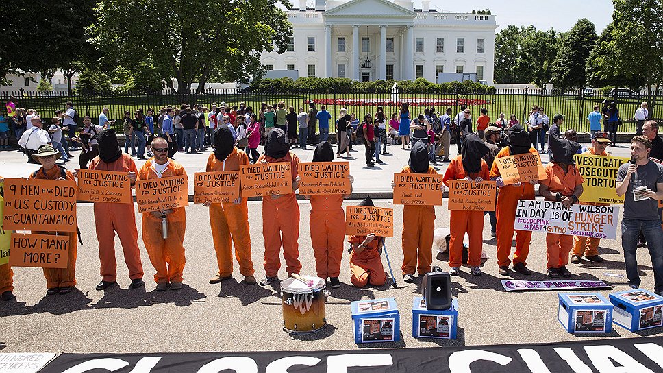 Активисты в оранжевых робах во время акции протеста в честь 100 дней голодовки заключенных Гуантанамо перед Белым домом