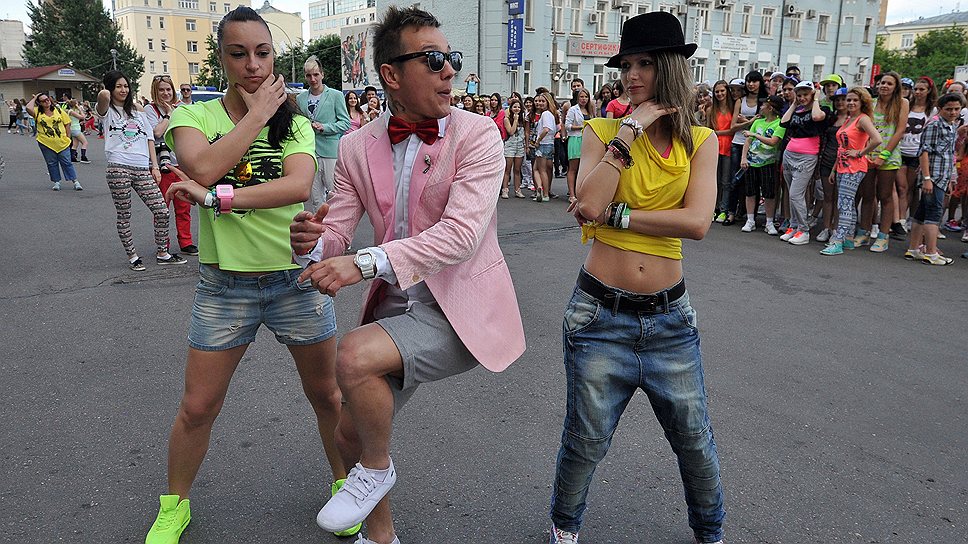 Танец Gangnam Style у центрального входа в СК «Олимпийский»