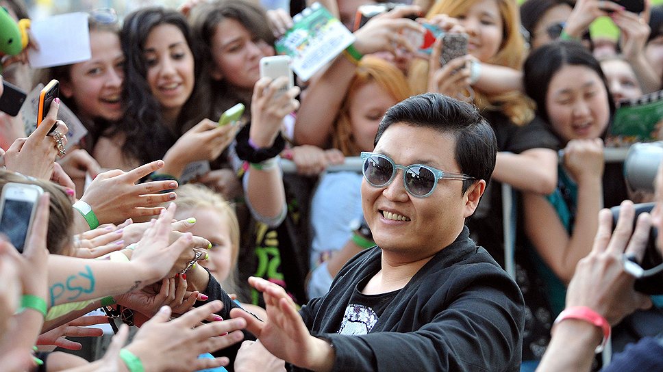 Южнокорейский рэпер PSY у центрального входа в СК «Олимпийский»