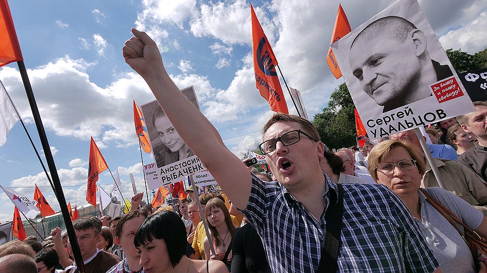 У многих на входе были изъяты плакаты с изображением портретов следователей и судей, имеющих отношение к делу о беспорядках на Болотной площади