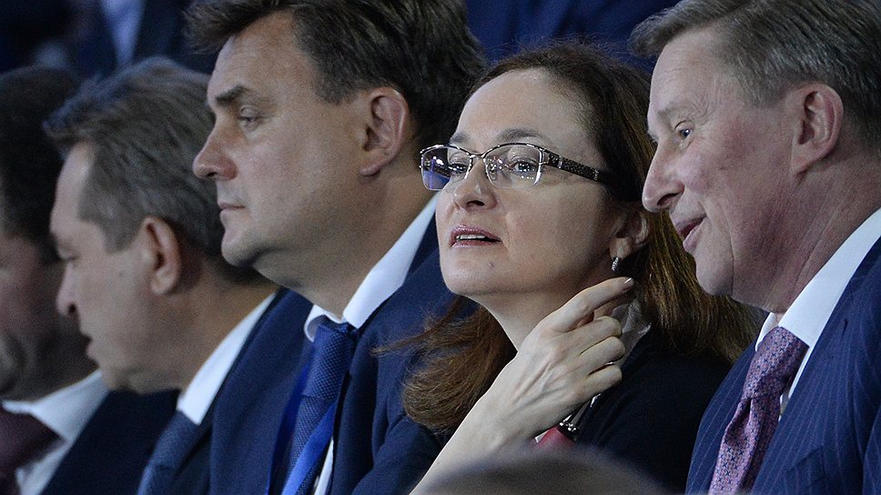 Помощник президента России Эльвира Набиуллина (вторая справа) и руководитель администрации президента России Сергей Иванов (справа) 