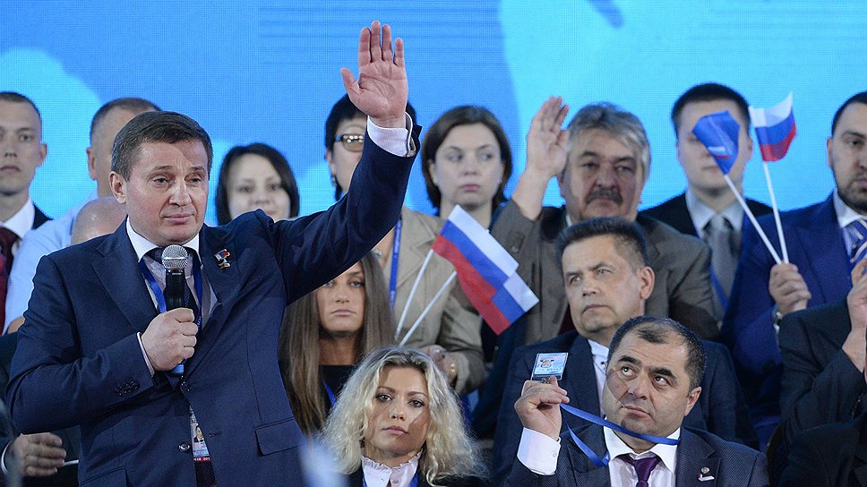 Руководитель федерального оргкомитета ОНФ Андрей Бочаров (слева) и певец Николай Расторгуев (второй справа)