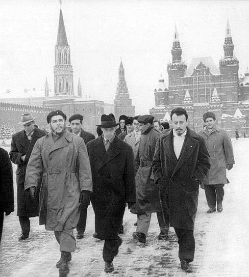 Визит Че Гевары в Москву, 1964 год. В качестве министра революционного правительства Че Гевара часто посещал &quot;братские&quot; страны. Ведя переговоры об оказании поддержки, экономическом и военном сотрудничестве, он пришел к неожиданному выводу и выступил с обвинительной речью против неинтернационалистической политики социалистических стран. Он упрекал их в навязывании беднейшим странам условий товарообмена, подобных тем, какие диктует империализм на мировом рынке, а также в отказе от безусловной поддержки, военной в том числе, в отказе от борьбы за национальное освобождение