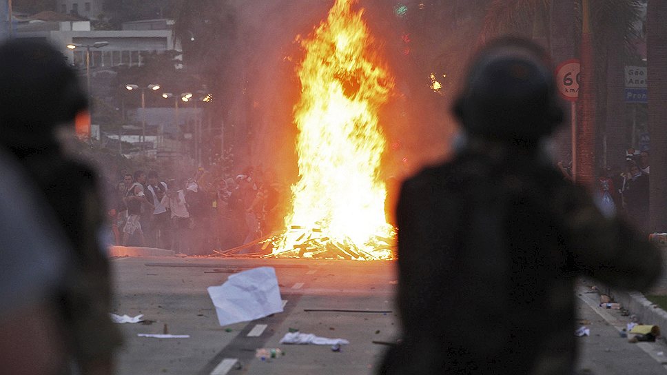 В ходе беспорядков пострадали как минимум 20 полицейских