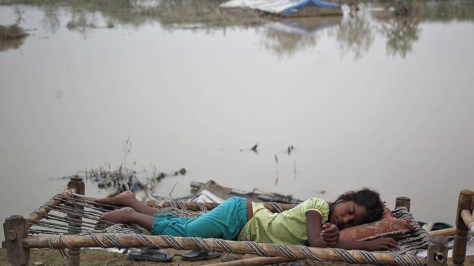 21 июня. Число жертв наводнения в Индии достигло 550 человек. Еще около 50 тыс. человек числятся пропавшими без вести