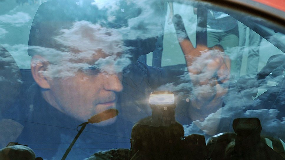 20 июня. Сергею Удальцову в окончательной редакции предъявлено обвинение в участии и организации массовых беспорядков 6 мая 2012 года