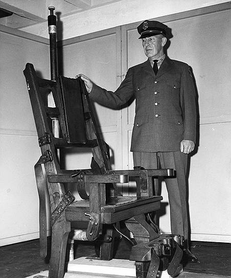 Электрический стул был впервые использован в США в 1890 году в Обернской тюрьме штата Нью-Йорк. На протяжении XX века его применяли в 26 штатах, однако сегодня его вытесняют другие формы казни (например, смертельная инъекция) 