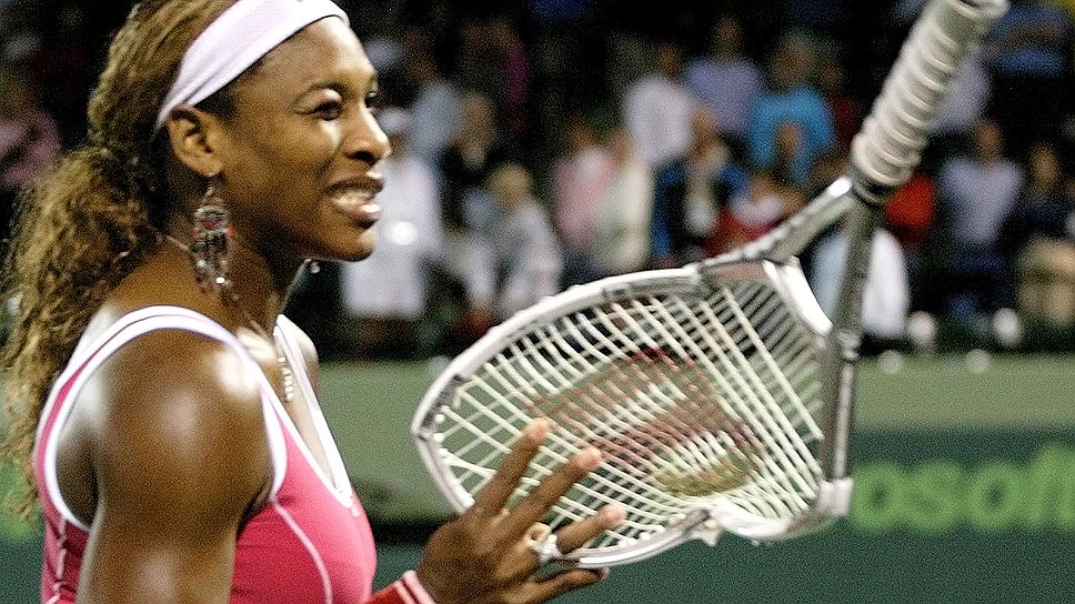 Американская теннисистка Серена Уильямс разломала собственную ракетку, когда проиграла матч своей сестре Венус в 2005 году