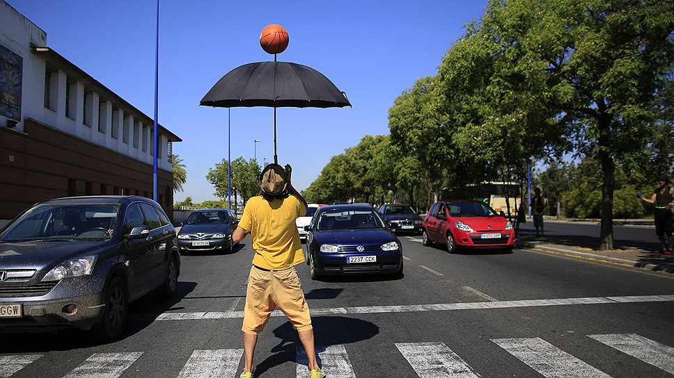 24 июня. Жонглер из Circo Tropico устроил представление на пешеходном переходе в Севилье